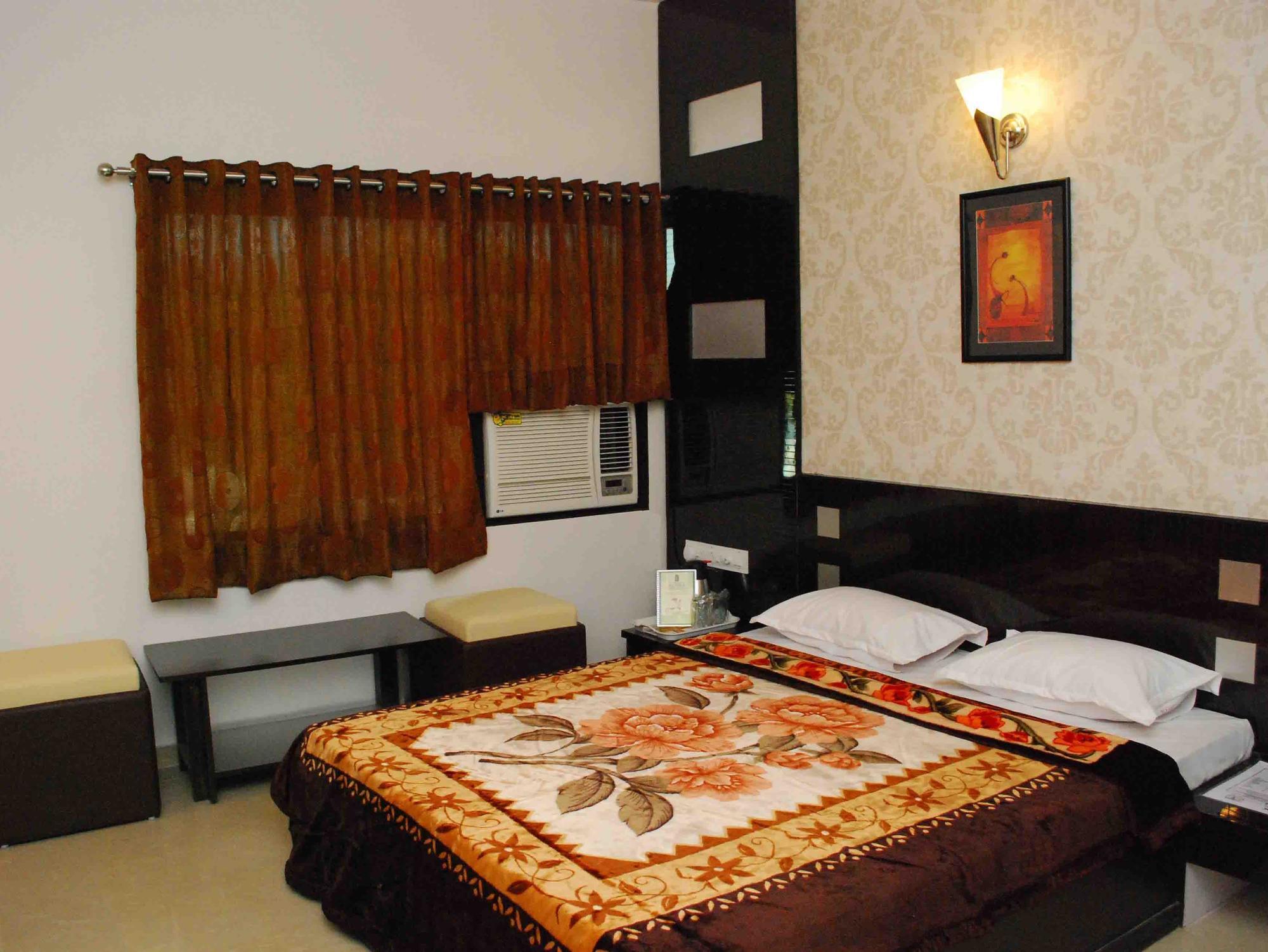 Oyo Flagship 19003 Hotel Rudra Mahal Ахмедабад Экстерьер фото