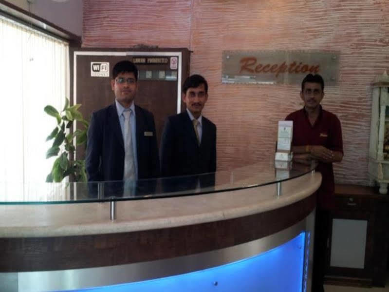 Oyo Flagship 19003 Hotel Rudra Mahal Ахмедабад Экстерьер фото